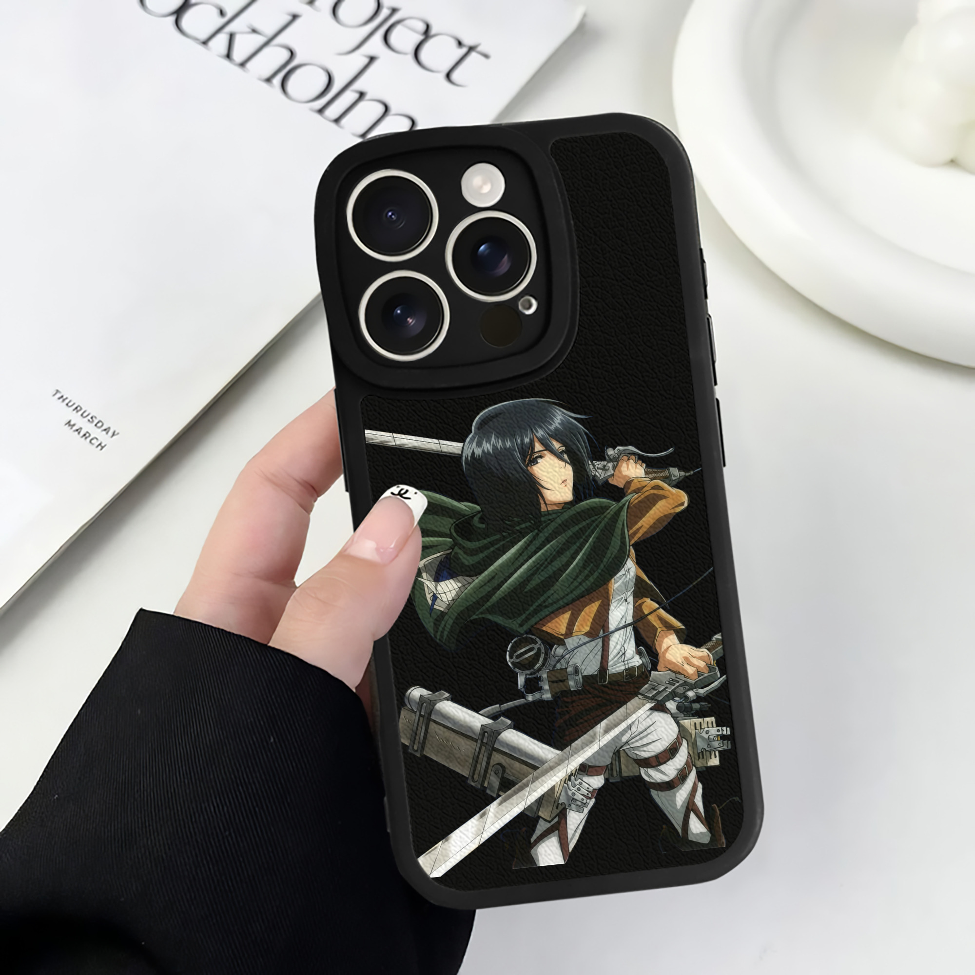 （画像用） 進撃の巨人 ミカサ·アッカーマン Attack on Titan Mikasa Ackerman 【iPhone 16シリーズ対応】シリコンスマホケース（レザー調） 材質：シリコン